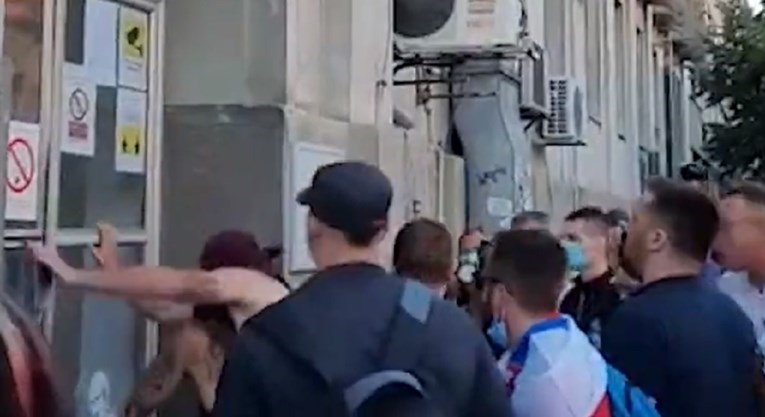 Хаос во Нови Сад : Нападната зградата на РТВ , камења и петарди кон полицијата (ВИДЕО)