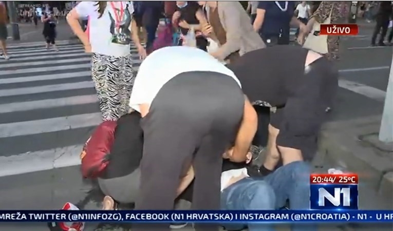 Брутална интервенција на полицијата во Белград , интервенира и брзата помош (Во живо)