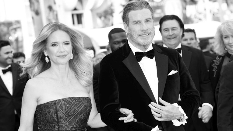 Сопругата на Џон Траволта не успеа да се избори со ракот на дојката 
