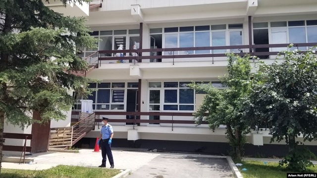 Полицијата на клиниката во Приштина- ги одвојува болните со корона од нивните семејства 