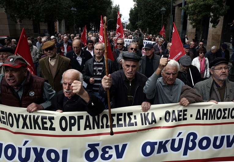 Грција незаконски им ги намалила пензиите на 2,5 милиони пензионери