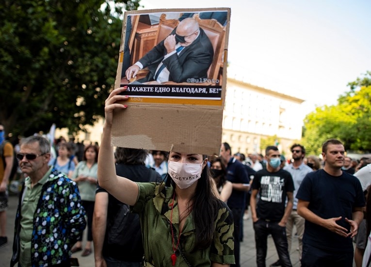 Масовни протести во Бугарија , Борисов не дава оставка (ВИДЕО)