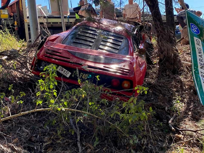 Фото: Ферари Ф40 уништено во сообраќана несреќа