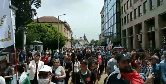 Протести пред Собранието во Софија, парламентот расправа за недоверба на Владата