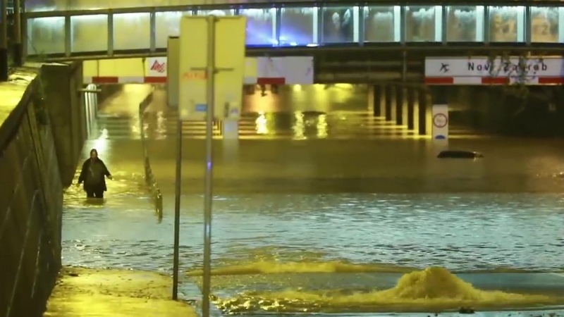 Улиците во Загреб под вода, во Тузла прогласена состојба на природна непогода