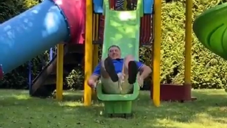 Милорад Додик се спушта на детски тобоган (ВИДЕО)