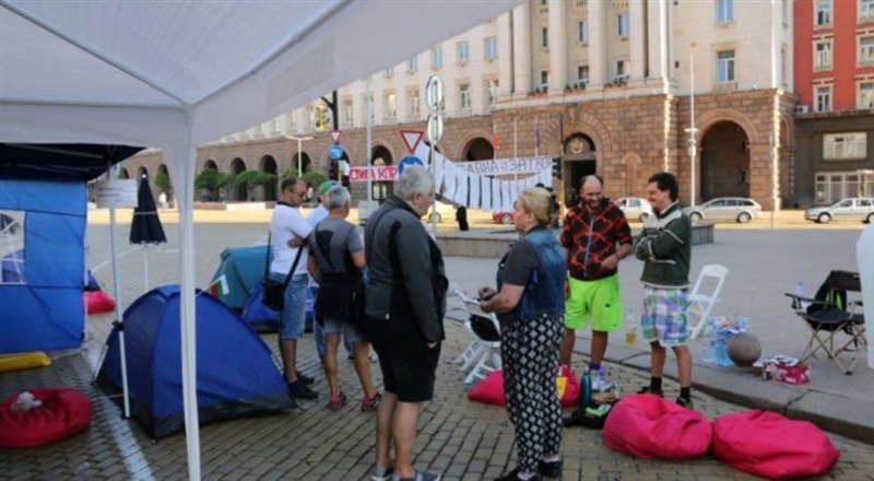 Во Софија повторно демонстрантите со шатори го блокираа сообраќајот