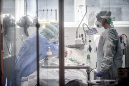 Болничар украл паричник од пациент со корона, потрошил илјадници евра