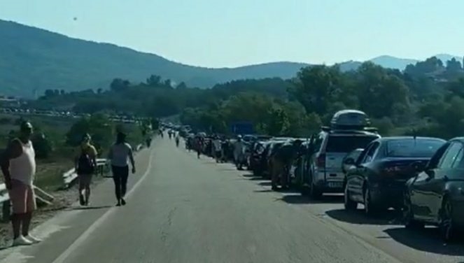 Драмата се префрли на албанската страна од границата - Албанија пушта само 300 лица дневно(ВИДЕО)
