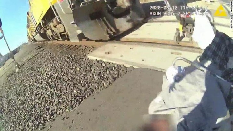 Човек во инвалидска количка спасен за дел од секунда пред воз (ВИДЕО)