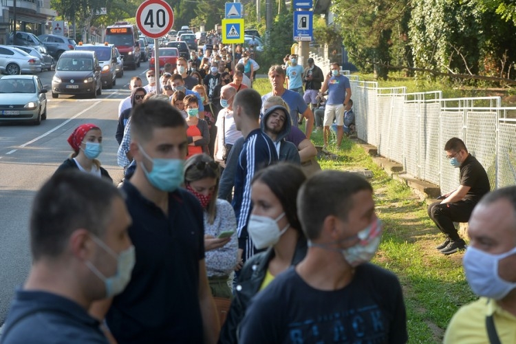 Во Белград граѓани чекаат во ред за тест на корона