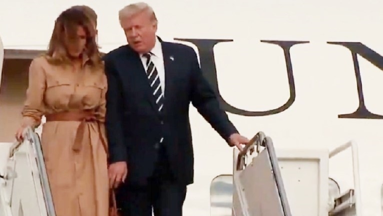 Трамп се изнамачи додека ја фати Меланија за рака (ВИДЕО)
