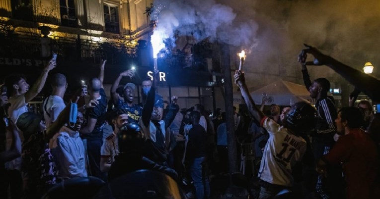 Хаос во Париз: Уапсени 36 навивачи на ПСЖ , кои претерале со славјето (ВИДЕО)