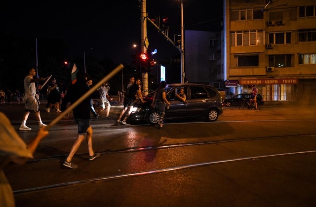 Демонстрантите во Софија го блокираа влезот во Комисијата за борба против корупцијата 