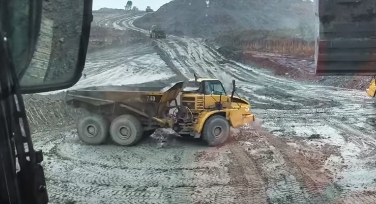 Забава на депонија : Дрифта камион од 35 тони (ВИДЕО)