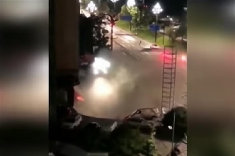 Видео: Голема дупка се отвори на патот и „проголта“ неколку автомобили