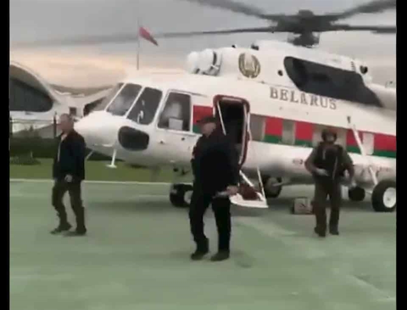Видео: Лукашенко со пушка во рака пристигна во резиденцијата