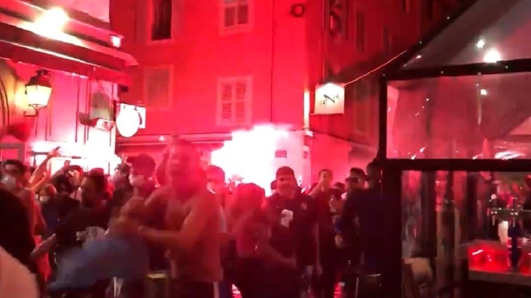 Во францускиот град Марсеј бурно се прослави поразот на ПСЖ (ВИДЕО)