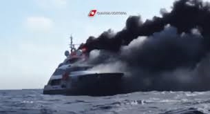 Суперлуксузна јахта изгоре во близина на Сардинија (ВИДЕО)