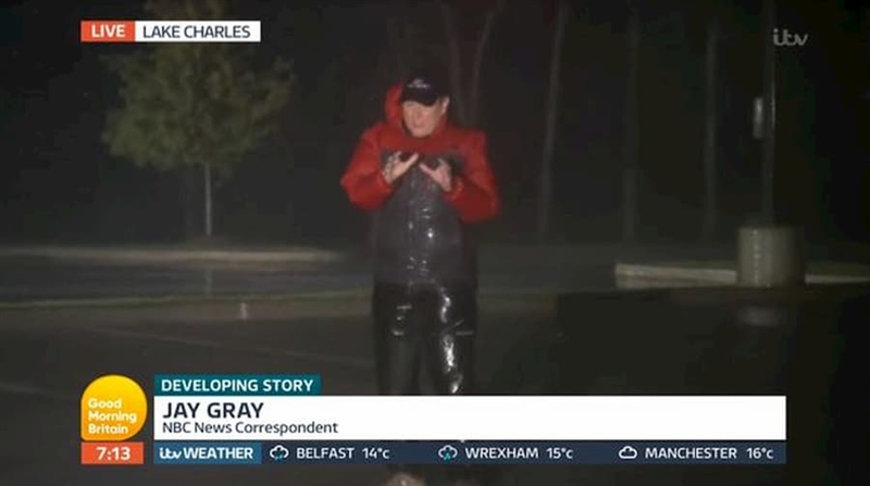 Репортер се јавува во живо од ураганот „Лора”, гледачите во шок (ВИДЕО)