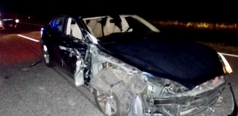 Тесла се заби во полициско возило: Автомобилот возел на авто-пилот а возачот гледал филм