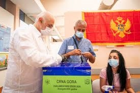 Почнаа изборите во Црна Гора , една партија со убедлива предност 