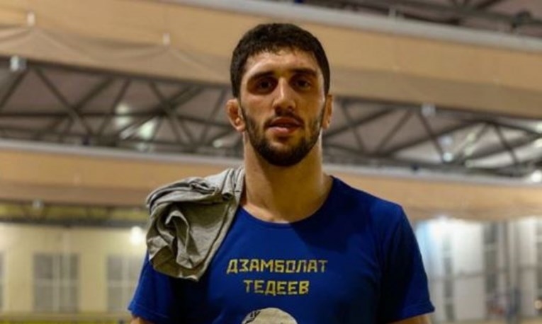 Познат спортист среде свадбата добил слики и пораки дека невестата му е проститутка (ВИДЕО)