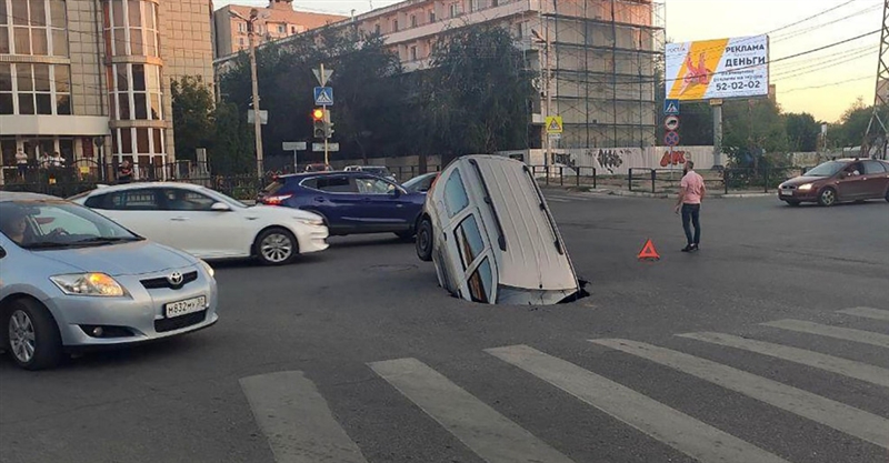 Се отвори асфалт среде плоштад и ,,проголта” автомобил (ФОТО)