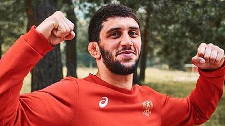 По скандалот на свадбата , младоженецот се скрил ,а таткото на невестата добил инфаркт 