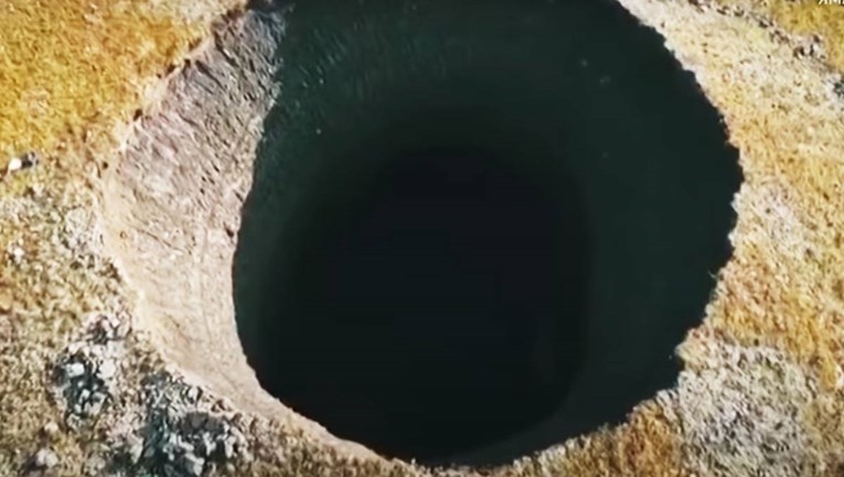 Огромна дупка се отвори во Сибир , веројатно поради затоплувањето (ВИДЕО)