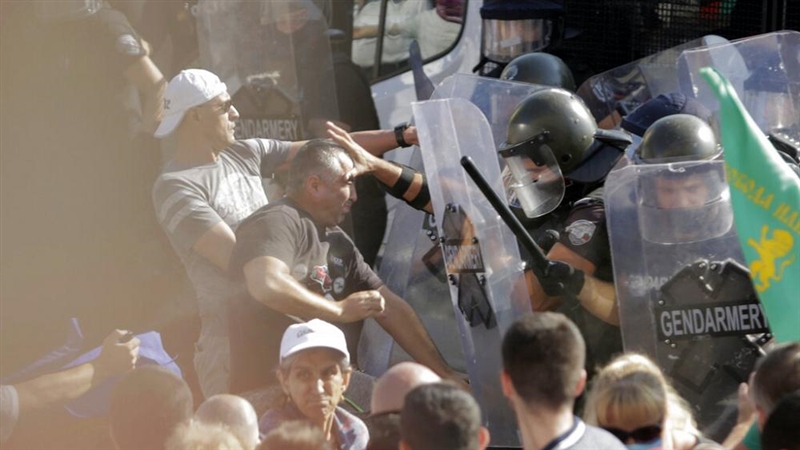 Масовни антивладини протести во Софија , најмалку 55 повредени (ВИДЕО)