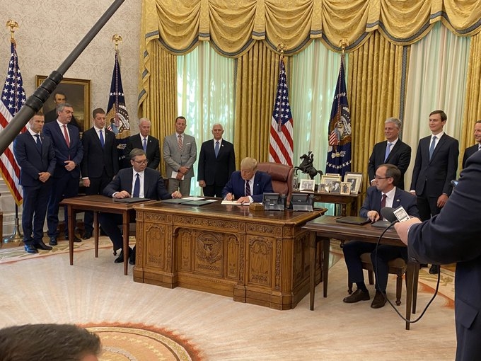 Вучиќ и Хоти го потпишаа договорот меѓу Србија и Косово заедно со Трамп 