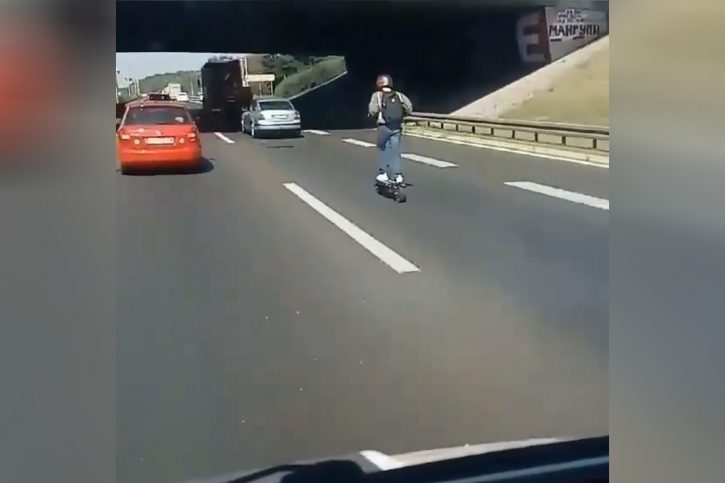 Видео: Електричен тротинет вози по автопат низ Белград со 80км/ч