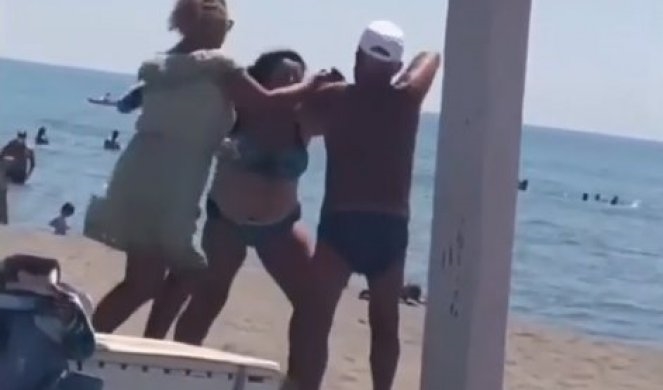 Видео: Жестока тепачка меѓу маж и жена се степаа на црногорска плажа