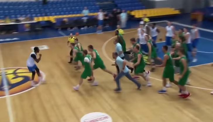 Видео: Цела екипа сака да тепа еден противнички кошаркар!!