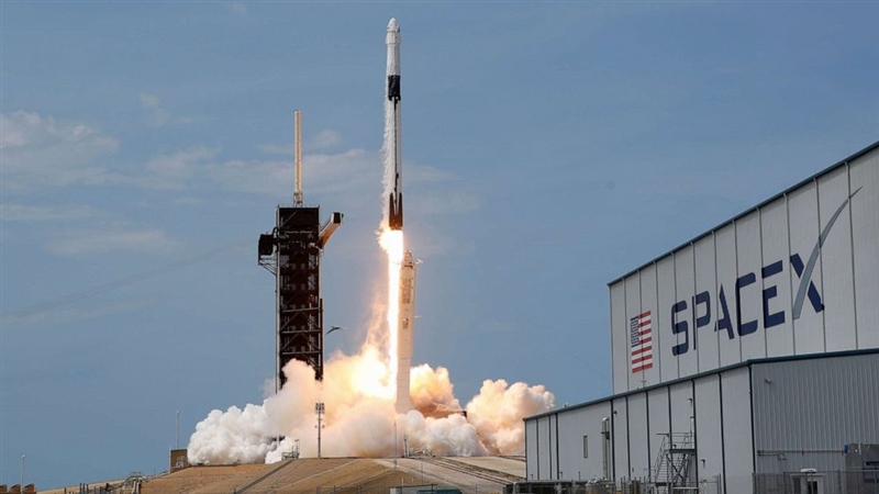  SpaceX на Маск ги лансира сателитите за да овозможи интернет од вселената (ВИДЕО)