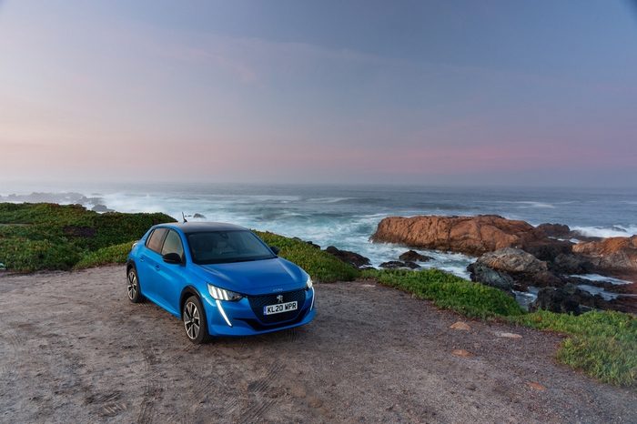 Peugeot e-208 ја доби наградата “What Car?” во категорија “Мал електричен автомобил на годината”!