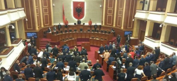 Албанската влада прогласи „амнестија“ за казните за непочитување на мерките против ковид-19