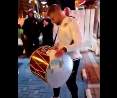 Фудбалерот Ристовски победата на Македонија ја прослави со музика