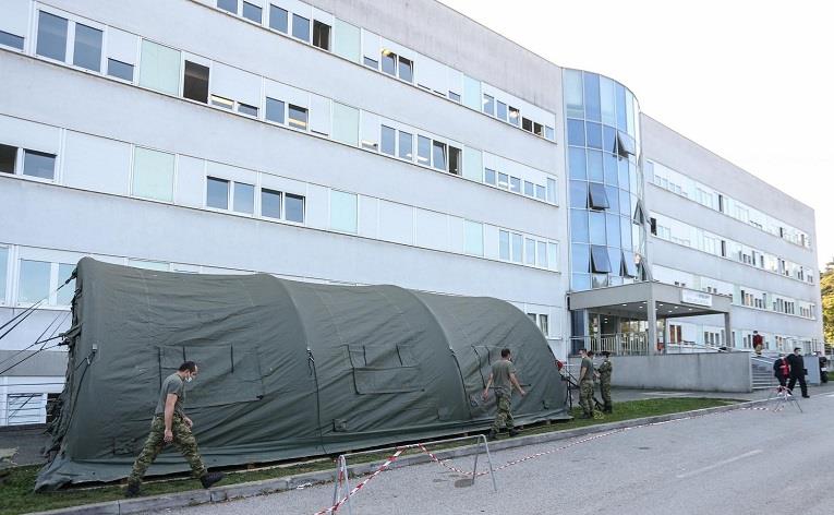 По рекордниот број новозаразени,хрватската војска поставува шатори пред клиниката во Загреб 