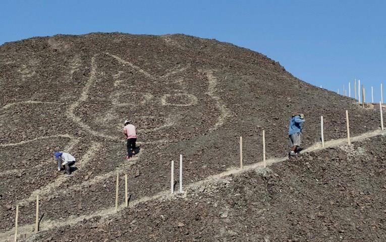 Во перуанската пустина откриен огромен цртеж на мачка, стар 2000 години