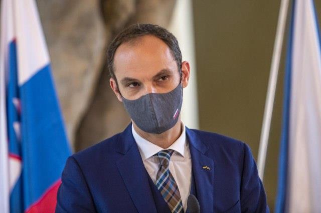 Словенечки министер позитивен на коронавирус