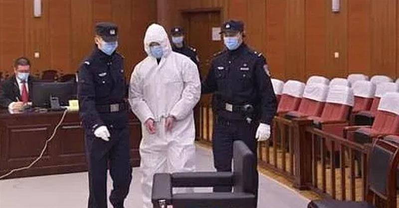 Го довеле во судница во скафандер , за веднаш да го осудат на смрт 