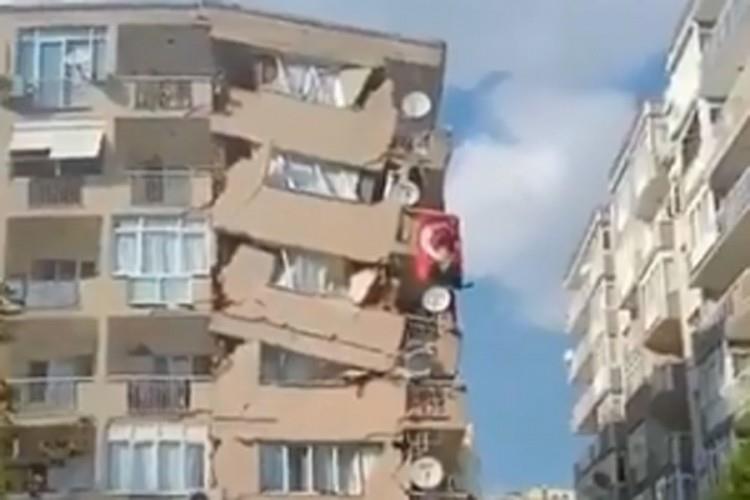 Видео: Силен земјотрес во Грција и Турција, во Измир настрадале неколку згради