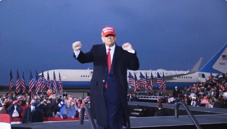 Трамп и неговото танцување стана хит на социјалните мрежи (ВИДЕО)