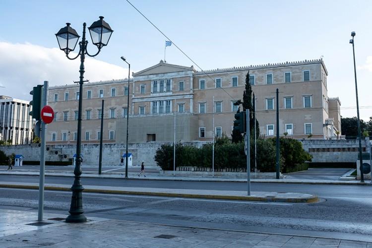 Грција се затвори на три недели, за излгување од домот е потребна дозвола