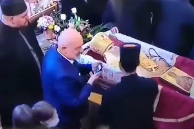 Српски поет правел селфи додека го бакнува телото на Амфилохие и сега има корона (ВИДЕО)
