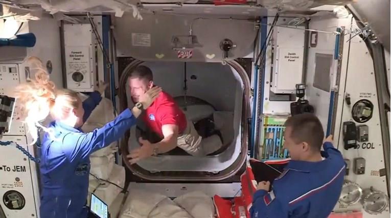 Леталото на „Space X“ слета на Меѓународната вселенска станица