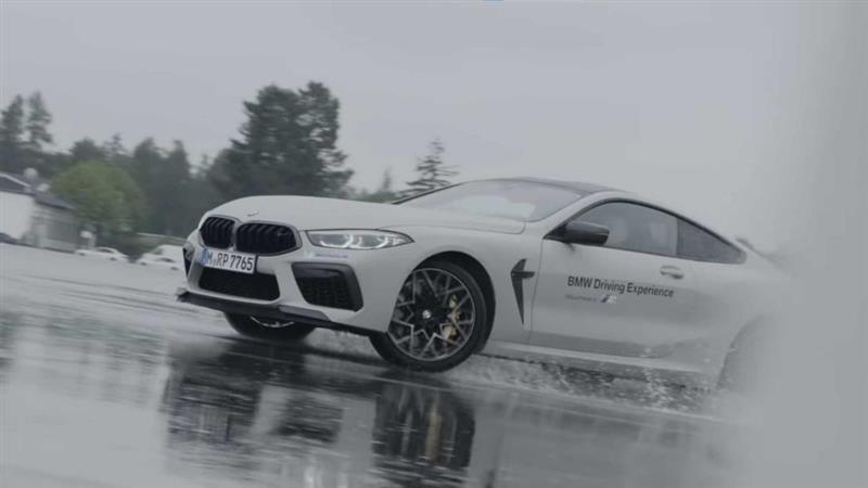 Возачот на BMW покажа како правилно се дрифта (ВИДЕО)