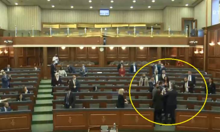 Тепачка во косовското собрание (ВИДЕО)